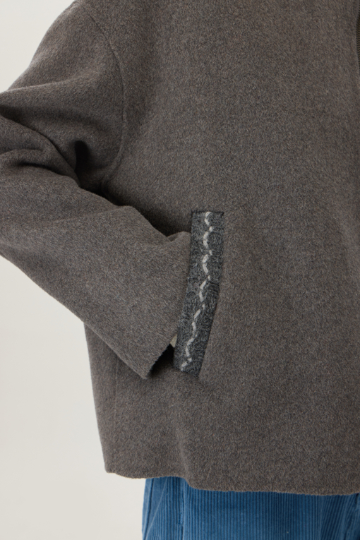 https://img.benettonmall.com/PARTS/KB/25F/BACTF1561DG_MB_D4.jpg