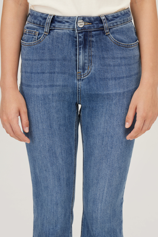 https://img.benettonmall.com/PARTS/KB/25F/BADP10541IN_MB_D2.jpg