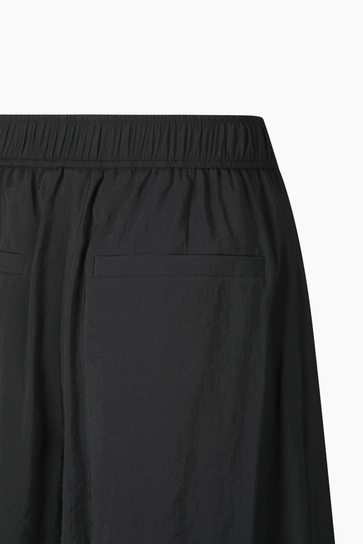 https://img.benettonmall.com/PARTS/KB/25F/BAPT02541BK_MB_D13.jpg