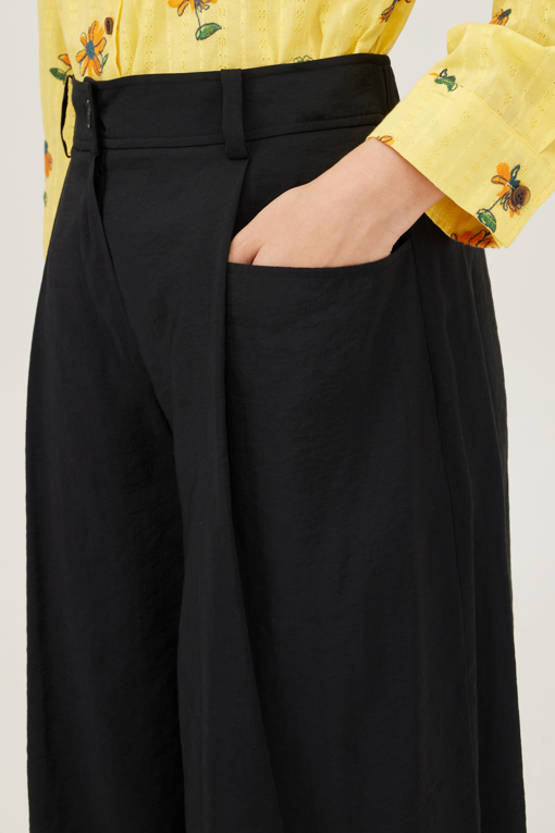 https://img.benettonmall.com/PARTS/KB/25F/BAPT02541BK_MB_D3.jpg