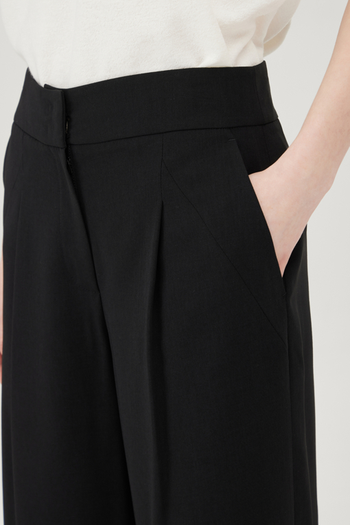 https://img.benettonmall.com/PARTS/KB/25F/BAPT86541BK_MB_D3.jpg