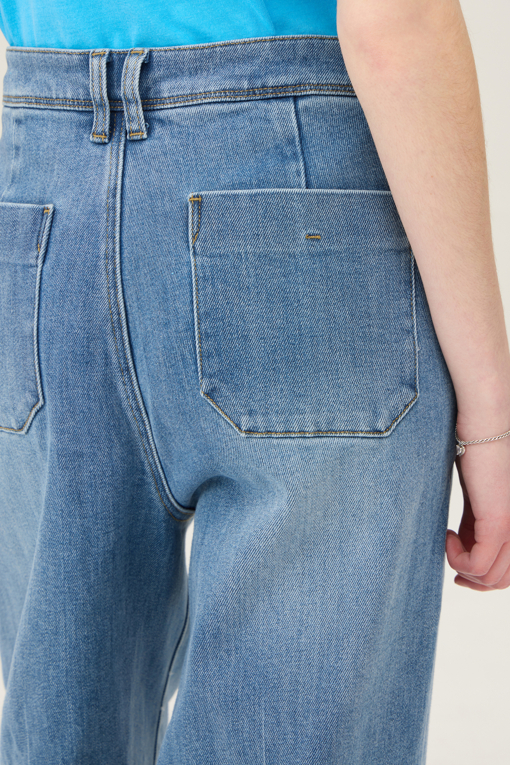 https://img.benettonmall.com/PARTS/KB/25S/BADP62531IN_MB_D4.jpg