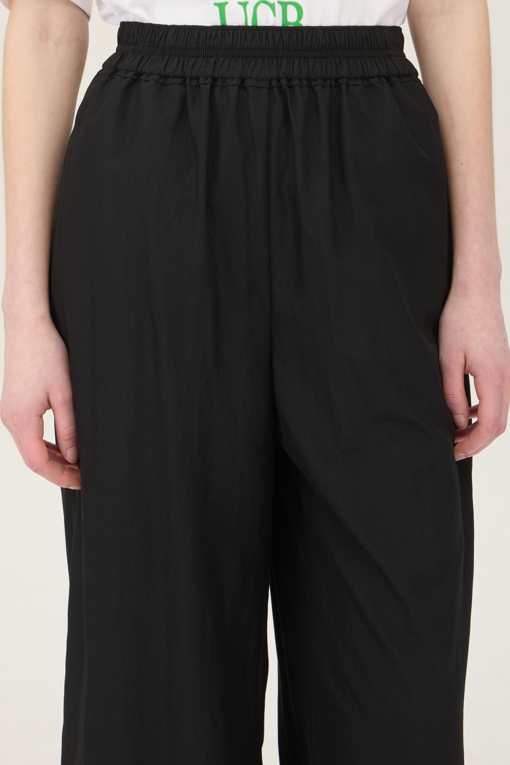 https://img.benettonmall.com/PARTS/KB/25S/BAPT53531BK_MB_D2.jpg