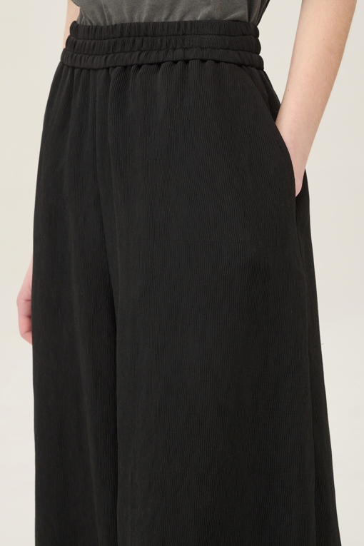 https://img.benettonmall.com/PARTS/KB/25S/BAPT55531BK_MB_D3.jpg