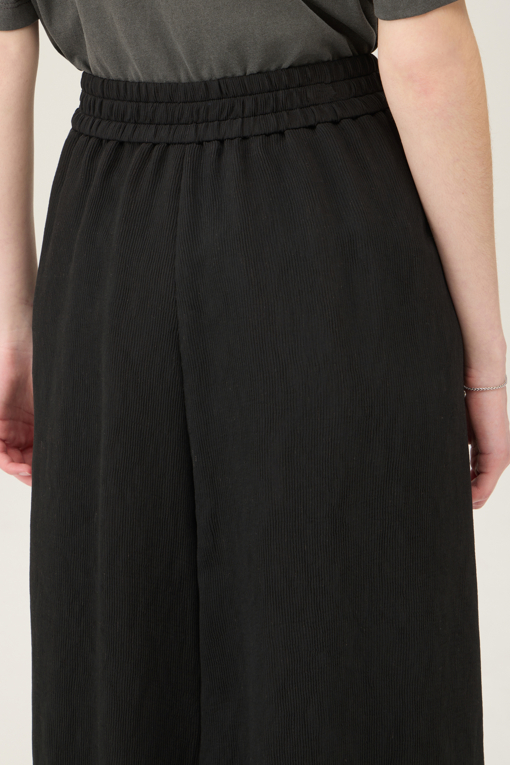 https://img.benettonmall.com/PARTS/KB/25S/BAPT55531BK_MB_D4.jpg