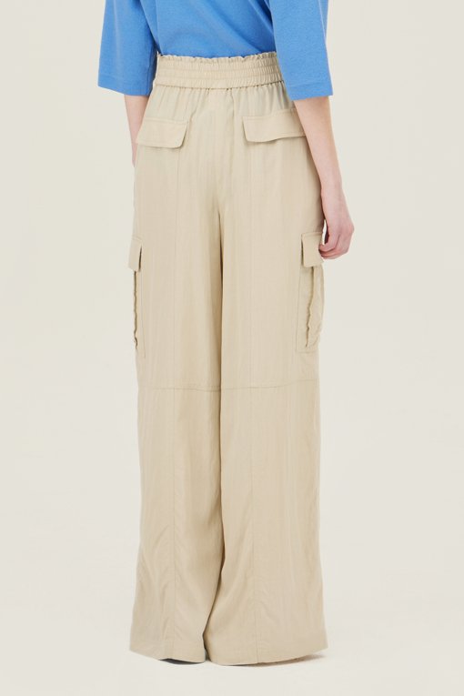 https://img.benettonmall.com/PARTS/KB/25S/BAPT56531BG_MB_D1.jpg