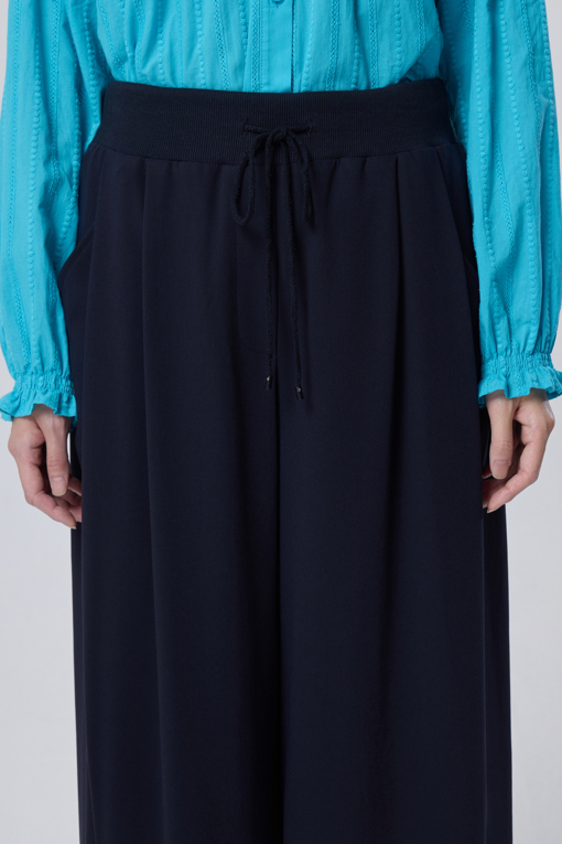 https://img.benettonmall.com/PARTS/KB/26F/BAPT03641DN_MB_M2.jpg?cb=1788777022
