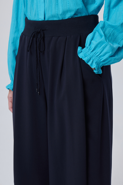 https://img.benettonmall.com/PARTS/KB/26F/BAPT03641DN_MB_M3.jpg?cb=1788777022