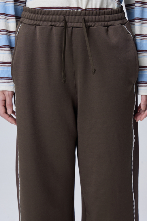 https://img.benettonmall.com/PARTS/KB/26F/BAPT30641BR_MB_D2.jpg?cb=1788777022