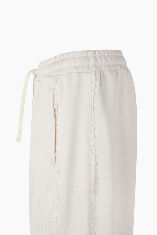 https://img.benettonmall.com/PARTS/KB/26F/BAPT30641IV_MB_D13.jpg?cb=1788777022