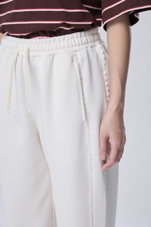 https://img.benettonmall.com/PARTS/KB/26F/BAPT30641IV_MB_D3.jpg?cb=1788777022