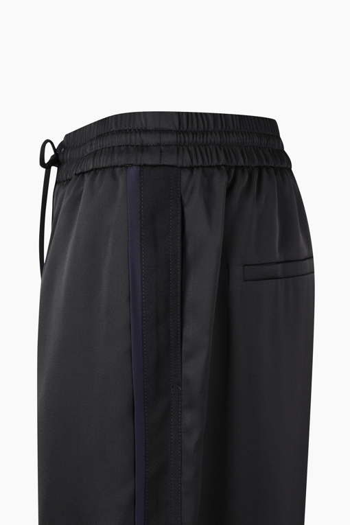 https://img.benettonmall.com/PARTS/KB/26F/BAPT31641BK_MB_D13.jpg?cb=1788777022