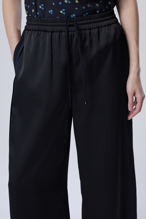https://img.benettonmall.com/PARTS/KB/26F/BAPT31641BK_MB_D2.jpg?cb=1788777022