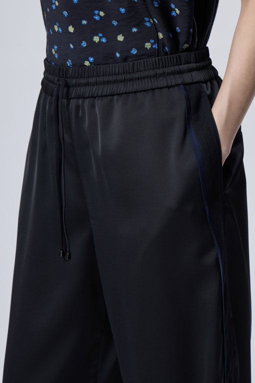 https://img.benettonmall.com/PARTS/KB/26F/BAPT31641BK_MB_D3.jpg?cb=1788777022