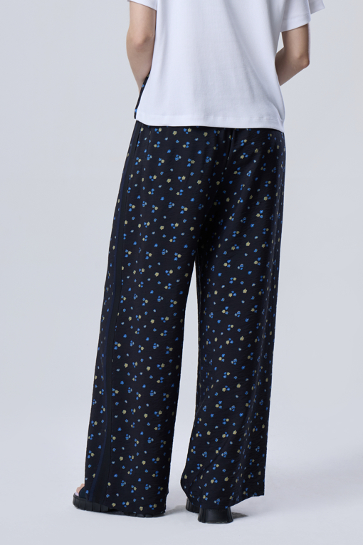 https://img.benettonmall.com/PARTS/KB/26F/BAPT31641BL_MB_D1.jpg?cb=1788777022