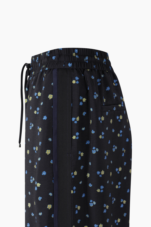 https://img.benettonmall.com/PARTS/KB/26F/BAPT31641BL_MB_D13.jpg?cb=1788777022