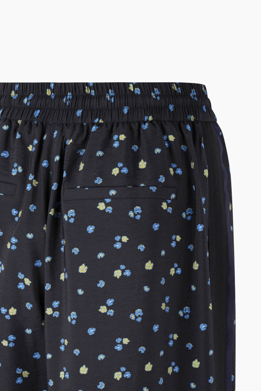https://img.benettonmall.com/PARTS/KB/26F/BAPT31641BL_MB_D14.jpg?cb=1788777022