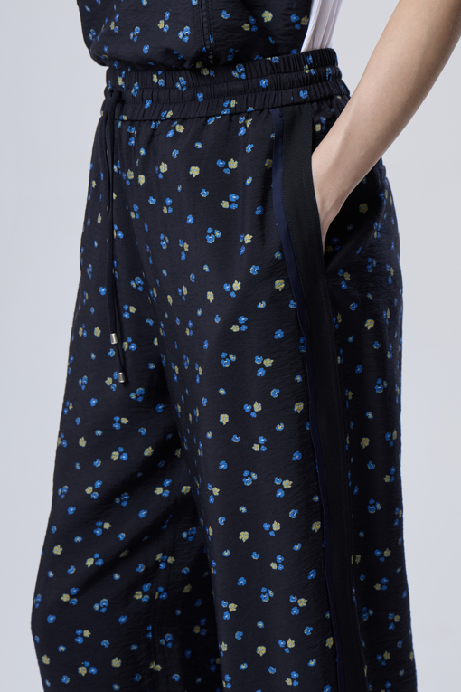 https://img.benettonmall.com/PARTS/KB/26F/BAPT31641BL_MB_D3.jpg?cb=1788777022