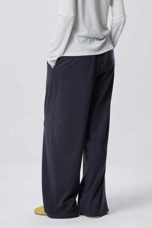 https://img.benettonmall.com/PARTS/KB/26F/BAPT35641DN_MB_M1.jpg?cb=1788777022