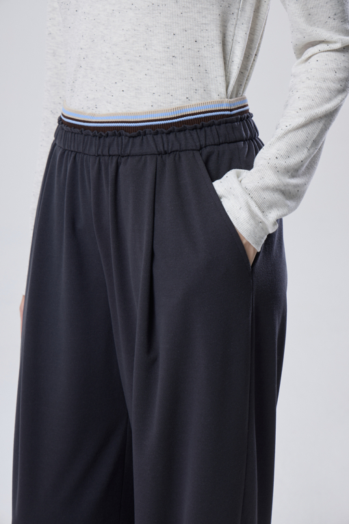 https://img.benettonmall.com/PARTS/KB/26F/BAPT35641DN_MB_M3.jpg?cb=1788777022