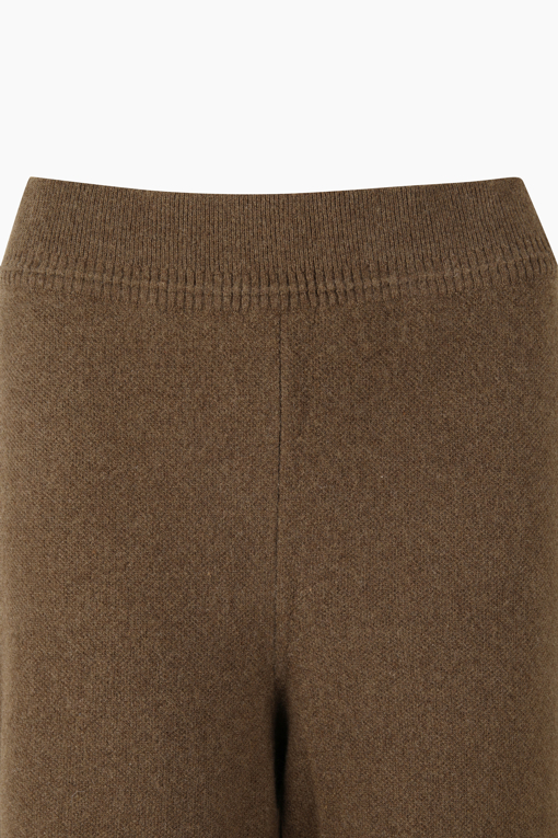 https://img.benettonmall.com/PARTS/KB/26F/BAPT55661BR_MB_D4.jpg