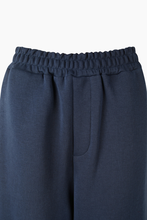 https://img.benettonmall.com/PARTS/KB/26F/BAPTG1661DN_MB_D2.jpg