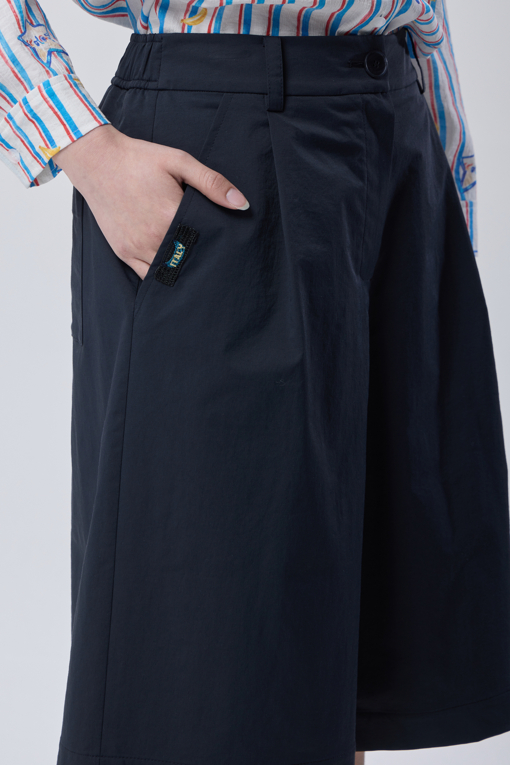 https://img.benettonmall.com/PARTS/KB/26S/BAPT56631DN_MB_D3.jpg