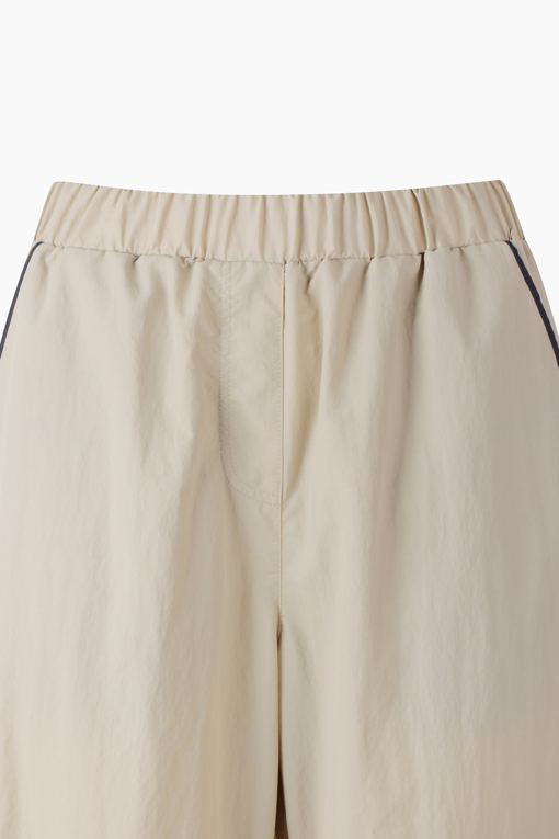 https://img.benettonmall.com/PARTS/KB/26S/BAPT59631BE_MB_D2.jpg