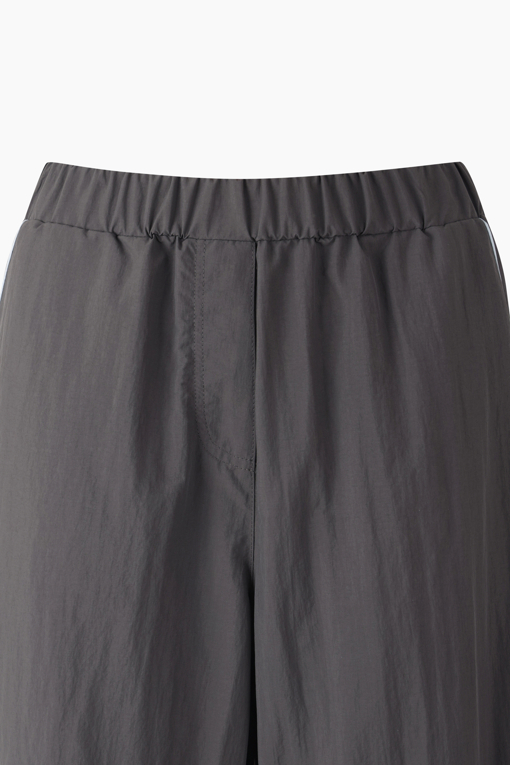 https://img.benettonmall.com/PARTS/KB/26S/BAPT59631DG_MB_D2.jpg