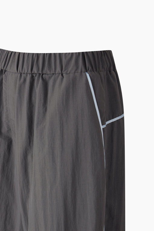 https://img.benettonmall.com/PARTS/KB/26S/BAPT59631DG_MB_D3.jpg