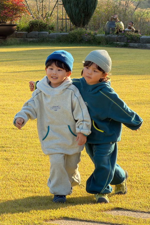 https://img.benettonmall.com/PARTS/KO/26F/QAMT16661OT_MB_E3.jpg