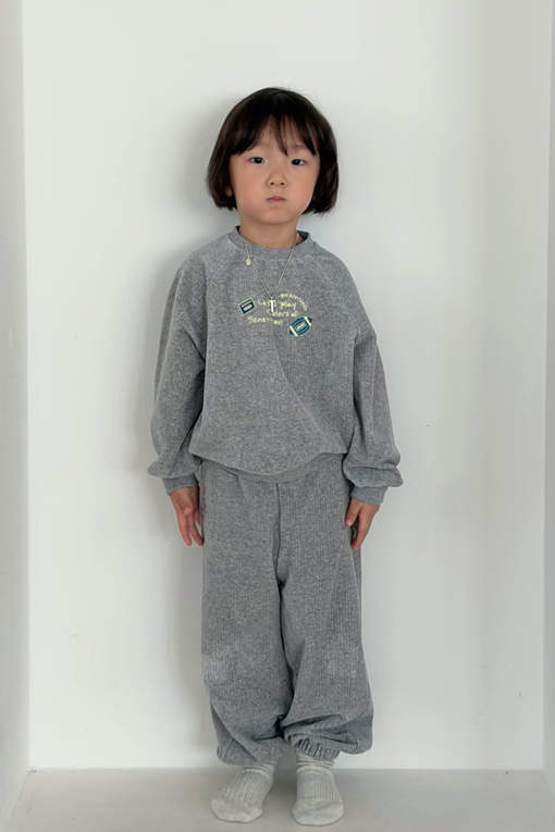 https://img.benettonmall.com/PARTS/KO/26F/QATP07661MG_MB_E1.jpg