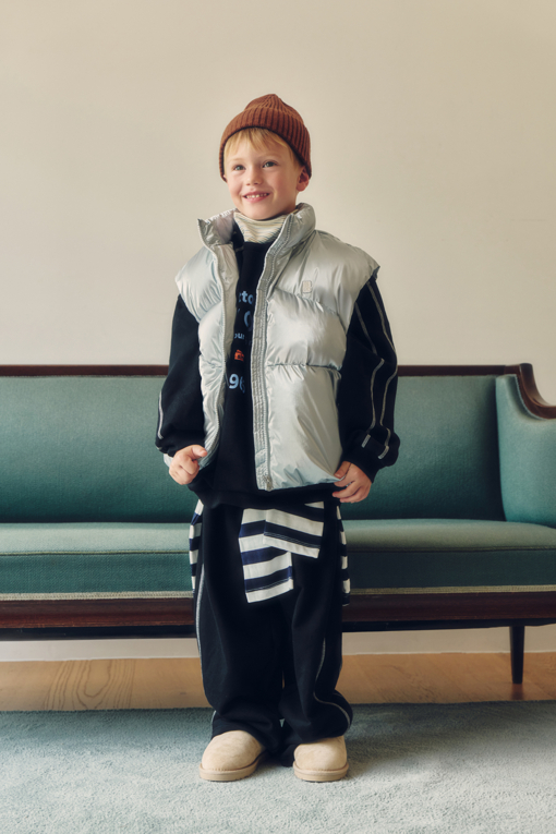 https://img.benettonmall.com/PARTS/KO/26F/QAVT01661SI_MB_D0.jpg