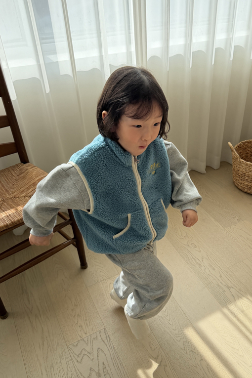 https://img.benettonmall.com/PARTS/KO/26F/QAVT02661BL_MB_E1.jpg