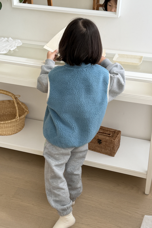 https://img.benettonmall.com/PARTS/KO/26F/QAVT02661BL_MB_E2.jpg