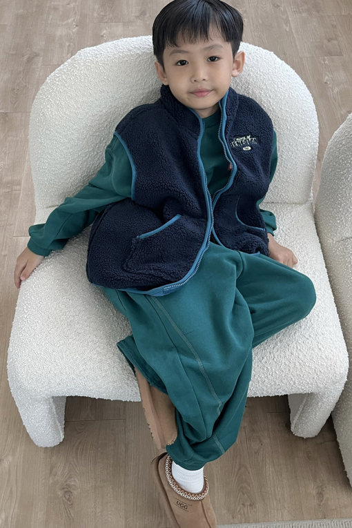 https://img.benettonmall.com/PARTS/KO/26F/QAVT02661NY_MB_E1.jpg