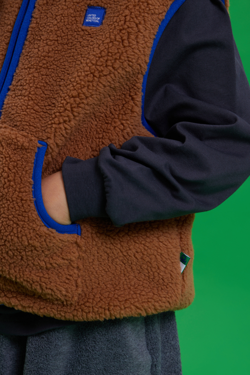 https://img.benettonmall.com/PARTS/KO/26F/QAVTG1661BR_MB_M6.jpg
