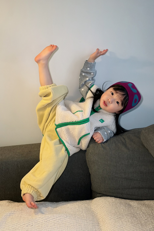 https://img.benettonmall.com/PARTS/KO/26F/QAVTG1661IV_MB_E2.jpg