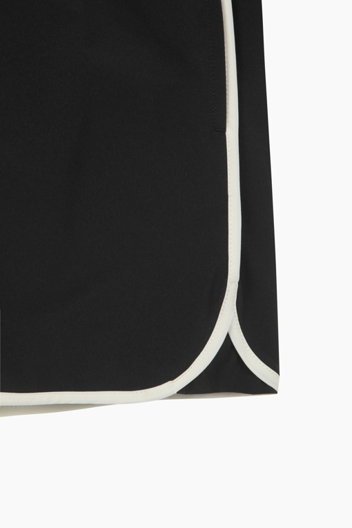 https://img.benettonmall.com/PARTS/KO/26S/QAPT04631BK_MB_D4.jpg?cb=1777565229