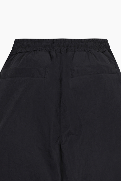https://img.benettonmall.com/PARTS/KO/26S/QAPT15631BK_MB_D6.jpg?cb=1777565229