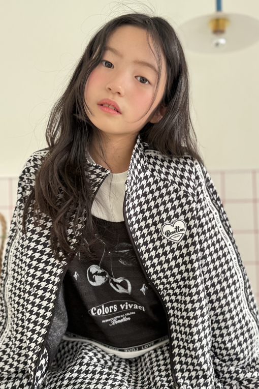 https://img.benettonmall.com/PARTS/KO/26S/QATS13611BK_MB_D1.jpg?cb=1777565229