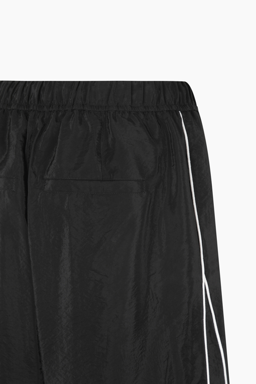 https://img.benettonmall.com/PARTS/KS/25F/SAPT01541BK_MB_D13.jpg