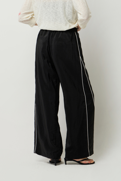 https://img.benettonmall.com/PARTS/KS/25F/SAPT01541BK_MB_D2.jpg