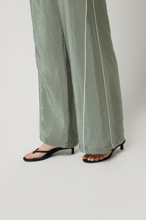 https://img.benettonmall.com/PARTS/KS/25F/SAPT01541KA_MB_D4.jpg