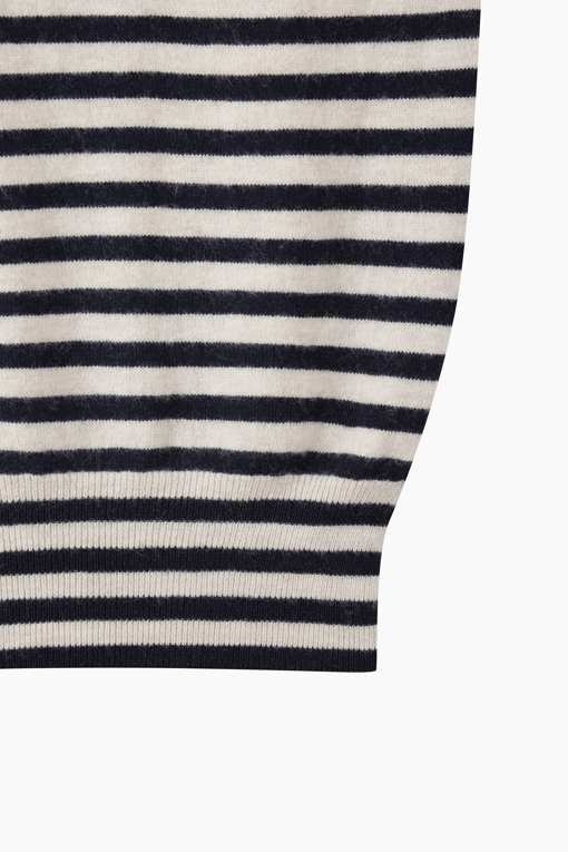 https://img.benettonmall.com/PARTS/KS/26F/SAKP55661DN_MB_D4.jpg?cb=1789983961