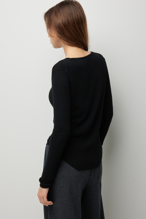 https://img.benettonmall.com/PARTS/KS/26F/SAKP72641BK_MB_D4.jpg?cb=1786279682