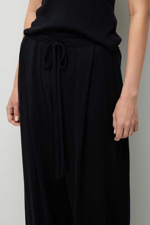 https://img.benettonmall.com/PARTS/KS/26F/SAKS01641BK_MB_D4.jpg?cb=1789410927