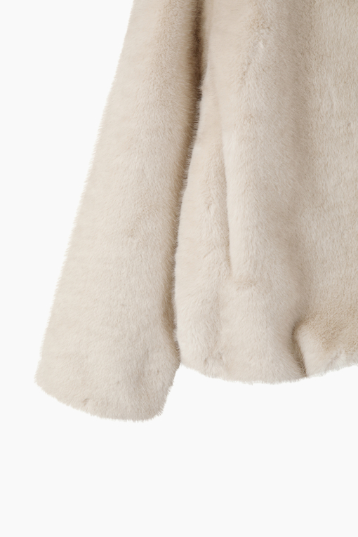 https://img.benettonmall.com/PARTS/KS/26F/SALE40661IV_MB_D3.jpg?cb=1789410927