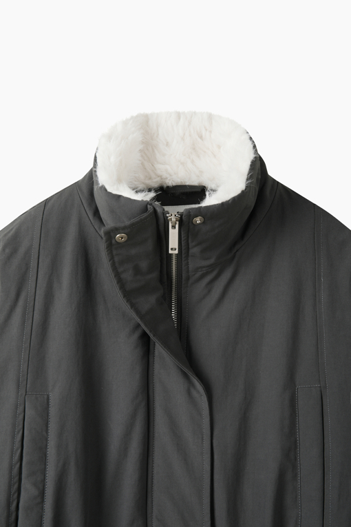 https://img.benettonmall.com/PARTS/KS/26F/SAPDE6661DG_MB_D2.jpg?cb=1793028892