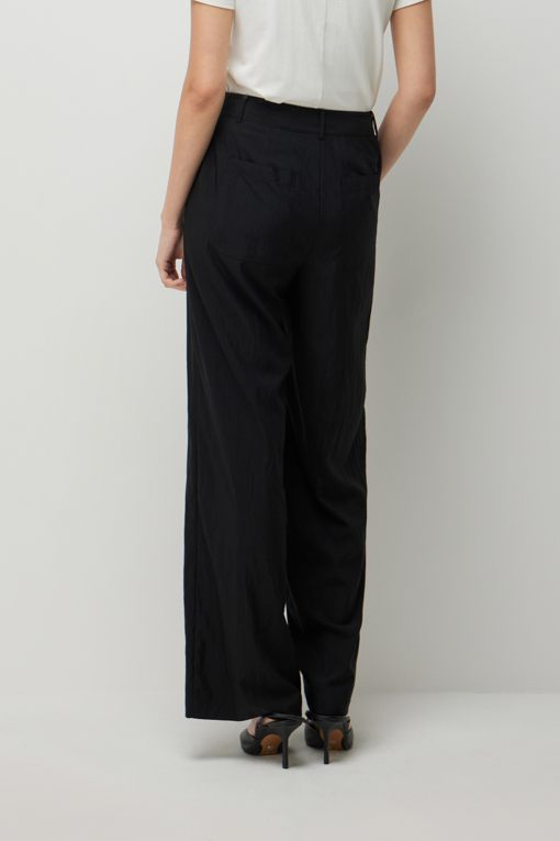 https://img.benettonmall.com/PARTS/KS/26F/SAPT05641BK_MB_D3.jpg?cb=1789983961